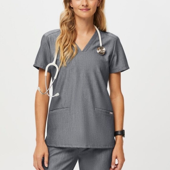 Figs Casma Three-Pocket Scrub Top in graphite - Picture 1 of 10